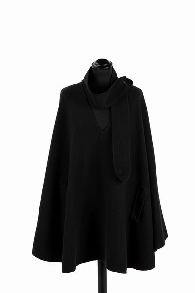 Yves Saint Laurent : Mantella a poncho  - Asta Luxury Fashion - Associazione Nazionale - Case d'Asta italiane
