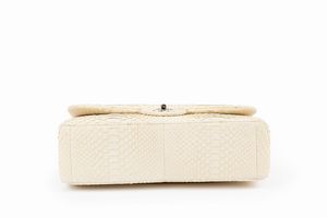 CHANEL : Borsa con tracolla cm 30  - Asta Luxury Fashion - Associazione Nazionale - Case d'Asta italiane