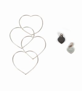 Tiffany & Anonimo - Lotto composto da quattro bracciali a forma di cuore e due ciondoli