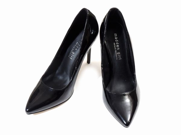 Paio di decollett� in vernice nera, Steve Madden  - Asta Abiti e accessori vintage  - Associazione Nazionale - Case d'Asta italiane