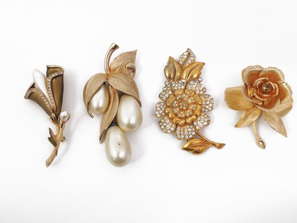 Lotto di spille in metallo dorato  - Asta Abiti e accessori vintage  - Associazione Nazionale - Case d'Asta italiane