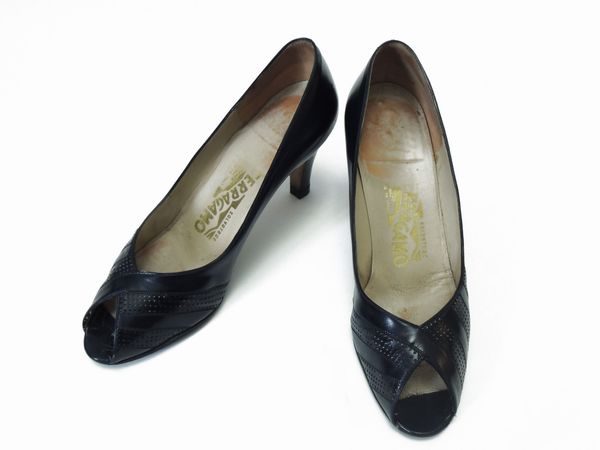 Paio di d�collet�, Salvatore Ferragamo  - Asta Abiti e accessori vintage  - Associazione Nazionale - Case d'Asta italiane