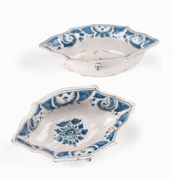 Due salsiere a barchetta in maiolica bianco blu  - Asta L'Arte della Tavola - Associazione Nazionale - Case d'Asta italiane