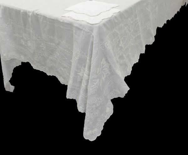 Grandissima tovaglia con ventiquattro tovaglioli in bisso di lino bianco  - Asta L'Arte della Tavola - Associazione Nazionale - Case d'Asta italiane