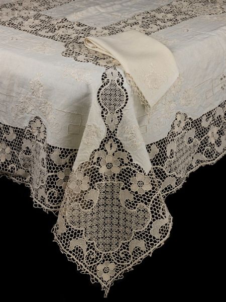 Tovaglia con dodici tovaglioli in lino beige  - Asta L'Arte della Tavola - Associazione Nazionale - Case d'Asta italiane