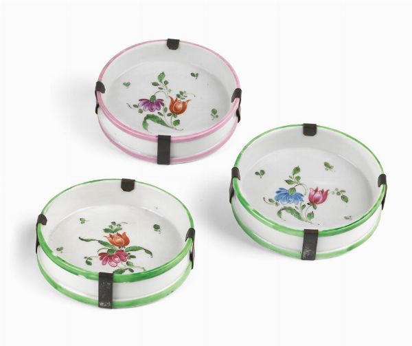 Tre sottobicchieri in maiolica policroma  - Asta L'Arte della Tavola - Associazione Nazionale - Case d'Asta italiane