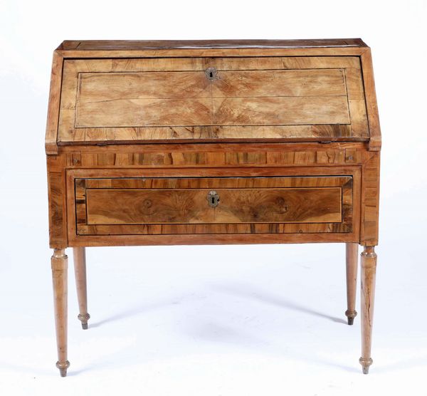 Mobile a ribalta Luigi XVI in noce filettato. Fine XVIII secolo  - Asta Antiquariato Ottobre  - Associazione Nazionale - Case d'Asta italiane