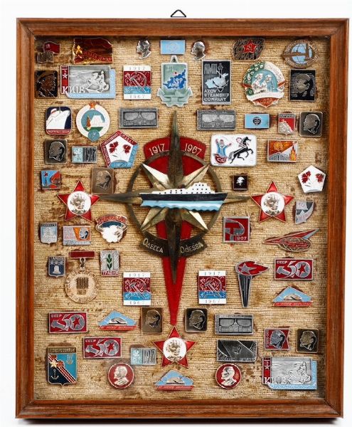 Pannello con medaglie e pendenti. Russia XX secolo  - Asta Antiquariato Ottobre  - Associazione Nazionale - Case d'Asta italiane