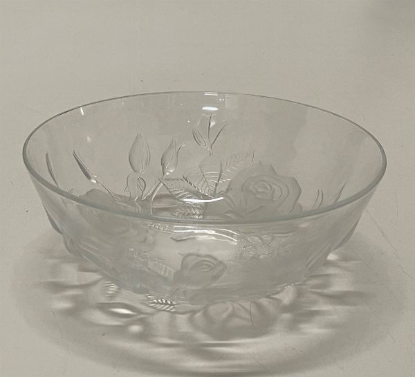 Ciotola in vetro incolore decorata con rose in rilievo.  - Asta Antiquariato Ottobre  - Associazione Nazionale - Case d'Asta italiane