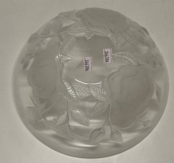 Ciotola in vetro incolore decorata con rose in rilievo.  - Asta Antiquariato Ottobre  - Associazione Nazionale - Case d'Asta italiane