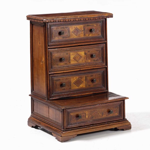 Inginocchiatoio lastronato e intarsiato. XVIII-XIX secolo  - Asta Antiquariato Ottobre  - Associazione Nazionale - Case d'Asta italiane