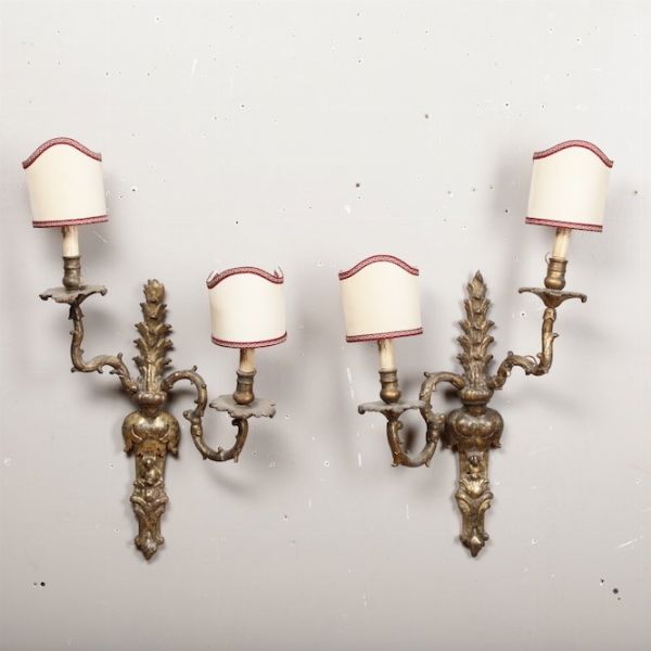 Coppia di appliques a due luci in legno intagliato e dorato, XVIII secolo  - Asta Antiquariato Ottobre  - Associazione Nazionale - Case d'Asta italiane