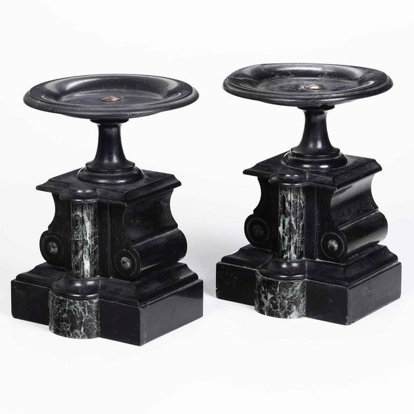 Coppia di alzate in marmo nero del Belgio e verde antico, XIX-XX secolo  - Asta Antiquariato Ottobre  - Associazione Nazionale - Case d'Asta italiane