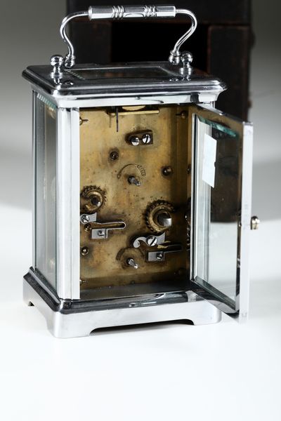 Officielle con sveglia. Cassa in metallo bianco con astuccio in pelle.  - Asta Antiquariato Ottobre  - Associazione Nazionale - Case d'Asta italiane