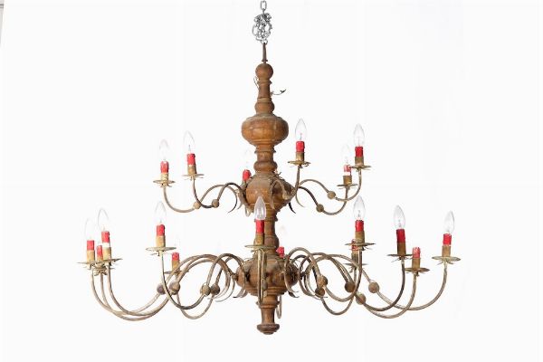 Lampadario in legno e metallo a diciotto luci su due ordini  - Asta Antiquariato Ottobre  - Associazione Nazionale - Case d'Asta italiane
