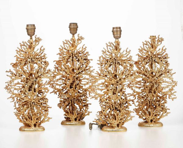 Lotto di tre lampade da tavolo e un portacandele con fusto in foggia di corallo dorato  - Asta Antiquariato Ottobre  - Associazione Nazionale - Case d'Asta italiane