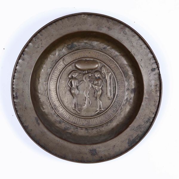 Piatto elemosiniere in ottone sbalzato e cesellato. Germania XVI secolo  - Asta Antiquariato Ottobre  - Associazione Nazionale - Case d'Asta italiane