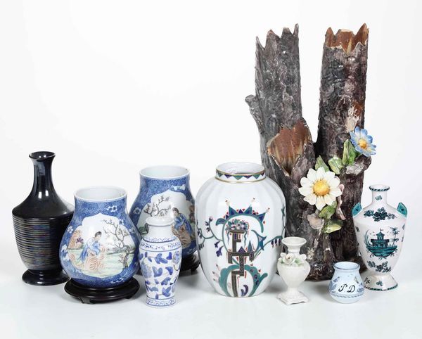 Lotto di nove vasi in ceramica  - Asta Antiquariato Ottobre  - Associazione Nazionale - Case d'Asta italiane