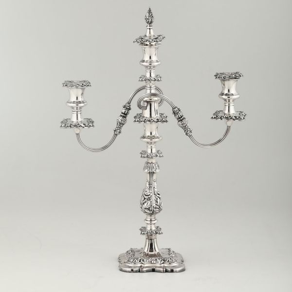 Candelabro in metallo argentato a due bracci.  - Asta Antiquariato Ottobre  - Associazione Nazionale - Case d'Asta italiane