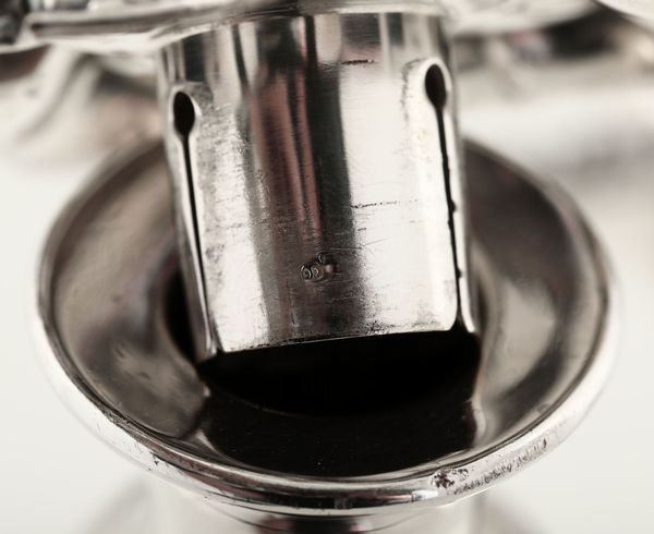 Candelabro in metallo argentato a due bracci.  - Asta Antiquariato Ottobre  - Associazione Nazionale - Case d'Asta italiane