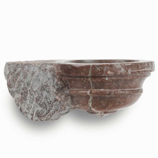 Acquasantiera da parete in marmo rosso. XVII-XVIII secolo  - Asta Antiquariato Ottobre  - Associazione Nazionale - Case d'Asta italiane