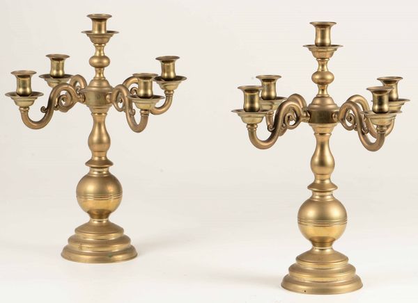 Lotto composto da una coppia di candelabri e un samovar in ottone. Fine XIX secolo  - Asta Antiquariato Ottobre  - Associazione Nazionale - Case d'Asta italiane