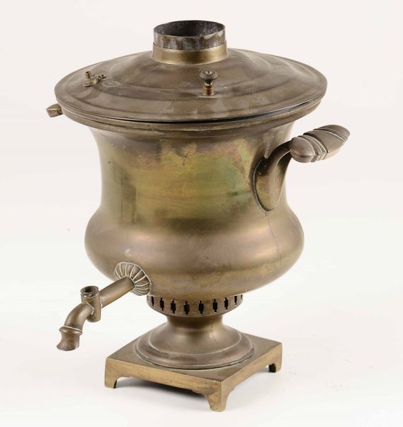Lotto composto da una coppia di candelabri e un samovar in ottone. Fine XIX secolo  - Asta Antiquariato Ottobre  - Associazione Nazionale - Case d'Asta italiane
