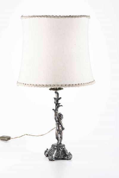 Candeliere con putto in metallo argentato. Montato a lampada. Stile �700  - Asta Antiquariato Ottobre  - Associazione Nazionale - Case d'Asta italiane