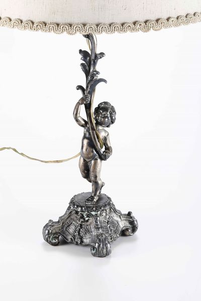 Candeliere con putto in metallo argentato. Montato a lampada. Stile �700  - Asta Antiquariato Ottobre  - Associazione Nazionale - Case d'Asta italiane