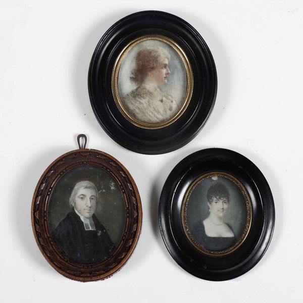Gruppo di tre miniature ovali raffiguranti due figure femminili e giovane religioso. Manifatture del XIX-XX secolo  - Asta Antiquariato Ottobre  - Associazione Nazionale - Case d'Asta italiane