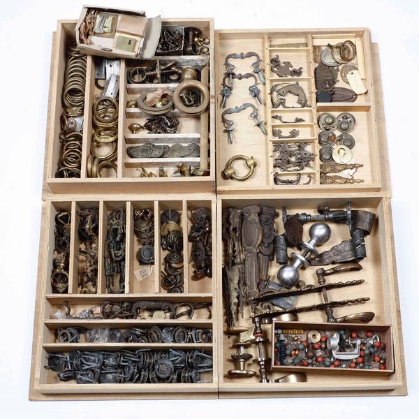 Lotto di guarnizioni (maniglie, boccachiavi, ecc) in bronzo dorato e altri materiali  - Asta Antiquariato Ottobre  - Associazione Nazionale - Case d'Asta italiane