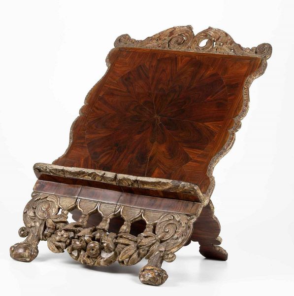 Leggio da tavolo in legno intagliato e legno lastronato. Fine XVIII secolo  - Asta Antiquariato Ottobre  - Associazione Nazionale - Case d'Asta italiane