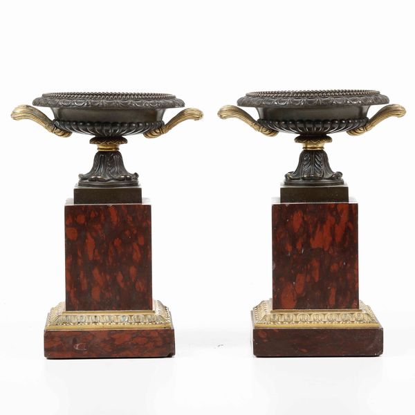 Coppia di alzate in bronzo e marmo rosso, Francia XIX-XX secolo  - Asta Antiquariato Ottobre  - Associazione Nazionale - Case d'Asta italiane