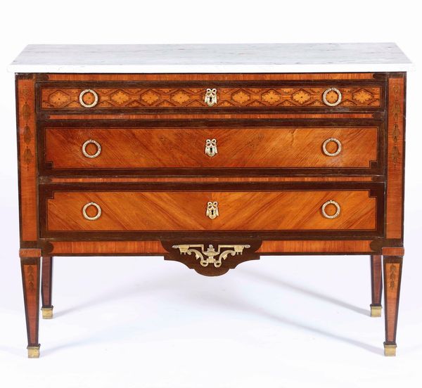 Com� a tre cassetti in legno lastronato, intarsiato e filettato. Francia fine XVIII - inizio XIX secolo  - Asta Antiquariato Ottobre  - Associazione Nazionale - Case d'Asta italiane