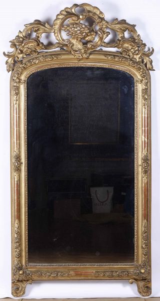 Grande specchiera intagliata e dorata. XX secolo  - Asta Antiquariato Ottobre  - Associazione Nazionale - Case d'Asta italiane
