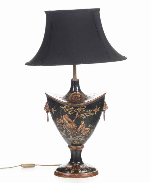 Lampada in legno dipinto a chinoiserie. XX secolo  - Asta Antiquariato Ottobre  - Associazione Nazionale - Case d'Asta italiane