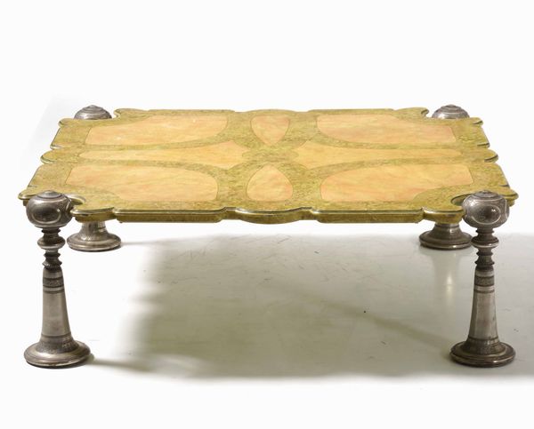 Tavolo basso con ripiano decorato e quattro gambe in metallo  - Asta Antiquariato Ottobre  - Associazione Nazionale - Case d'Asta italiane