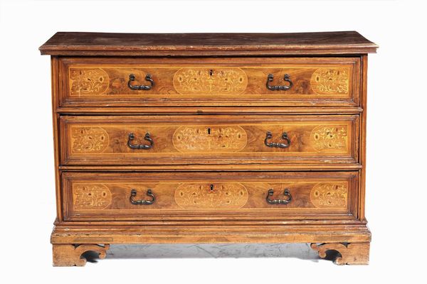 Cassettone in noce con intarsi in essenze pregiate. Italia settentrionale XVIII secolo  - Asta Antiquariato Ottobre  - Associazione Nazionale - Case d'Asta italiane