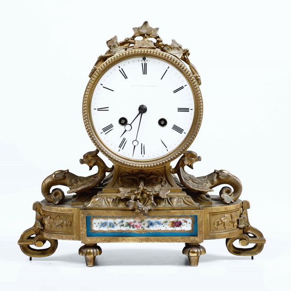 Pendola da tavolo in bronzo dorato e placche in porcellana di Sevres. James and Walter Marshall of Paris, Francia XIX secolo  - Asta Antiquariato Ottobre  - Associazione Nazionale - Case d'Asta italiane