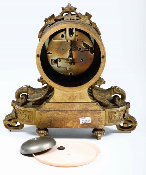 Pendola da tavolo in bronzo dorato e placche in porcellana di Sevres. James and Walter Marshall of Paris, Francia XIX secolo  - Asta Antiquariato Ottobre  - Associazione Nazionale - Case d'Asta italiane