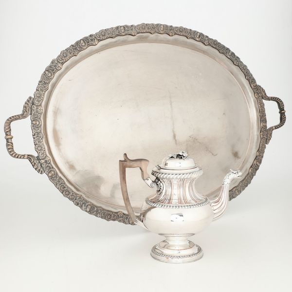 Vassoio e caffettiera in metallo argentato. XX secolo  - Asta Antiquariato Ottobre  - Associazione Nazionale - Case d'Asta italiane