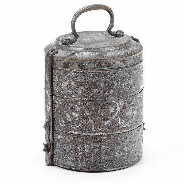 Portavivande in rame inciso  - Asta Antiquariato Ottobre  - Associazione Nazionale - Case d'Asta italiane