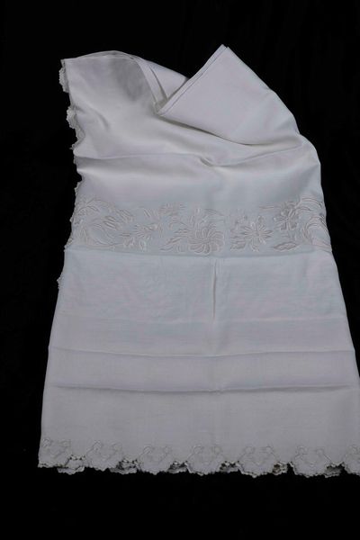 Copriletto bianco in tela Assisi  - Asta Antiquariato Ottobre  - Associazione Nazionale - Case d'Asta italiane