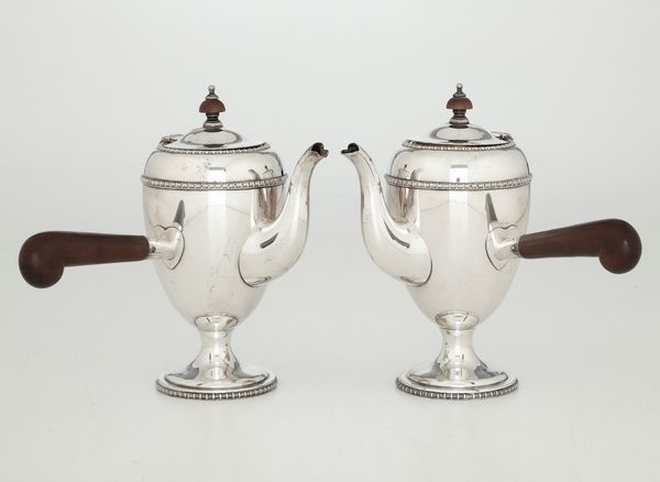 Coppia di cioccolatiere in metallo argentato. Italia XX secolo  - Asta Antiquariato Ottobre  - Associazione Nazionale - Case d'Asta italiane