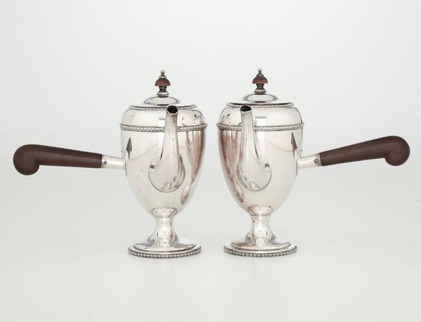 Coppia di cioccolatiere in metallo argentato. Italia XX secolo  - Asta Antiquariato Ottobre  - Associazione Nazionale - Case d'Asta italiane