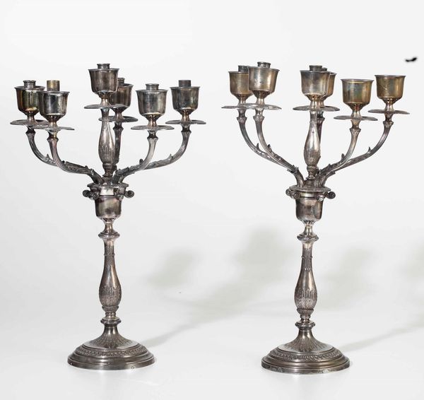 Coppia di candelabri in metallo argentato a cinque luci, XX secolo  - Asta Antiquariato Ottobre  - Associazione Nazionale - Case d'Asta italiane