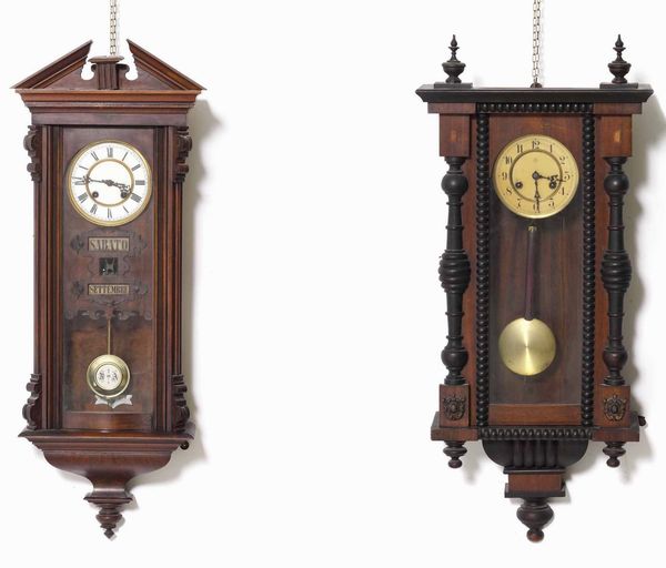 Lotto di due orologi da parete in legno, inizio XX secolo  - Asta Antiquariato Ottobre  - Associazione Nazionale - Case d'Asta italiane