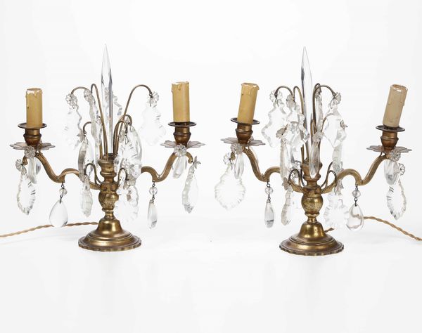 Coppia di girandoles a due luci in metallo dorato e cristalli  - Asta Antiquariato Ottobre  - Associazione Nazionale - Case d'Asta italiane