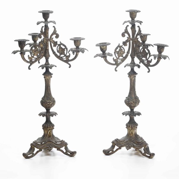 Coppia di candelabri in metallo dorato. XIX secolo  - Asta Antiquariato Ottobre  - Associazione Nazionale - Case d'Asta italiane