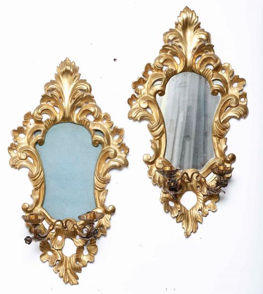 Coppia di appliques in legno intagliato e dorato. XVIII-XIX secolo  - Asta Antiquariato Ottobre  - Associazione Nazionale - Case d'Asta italiane